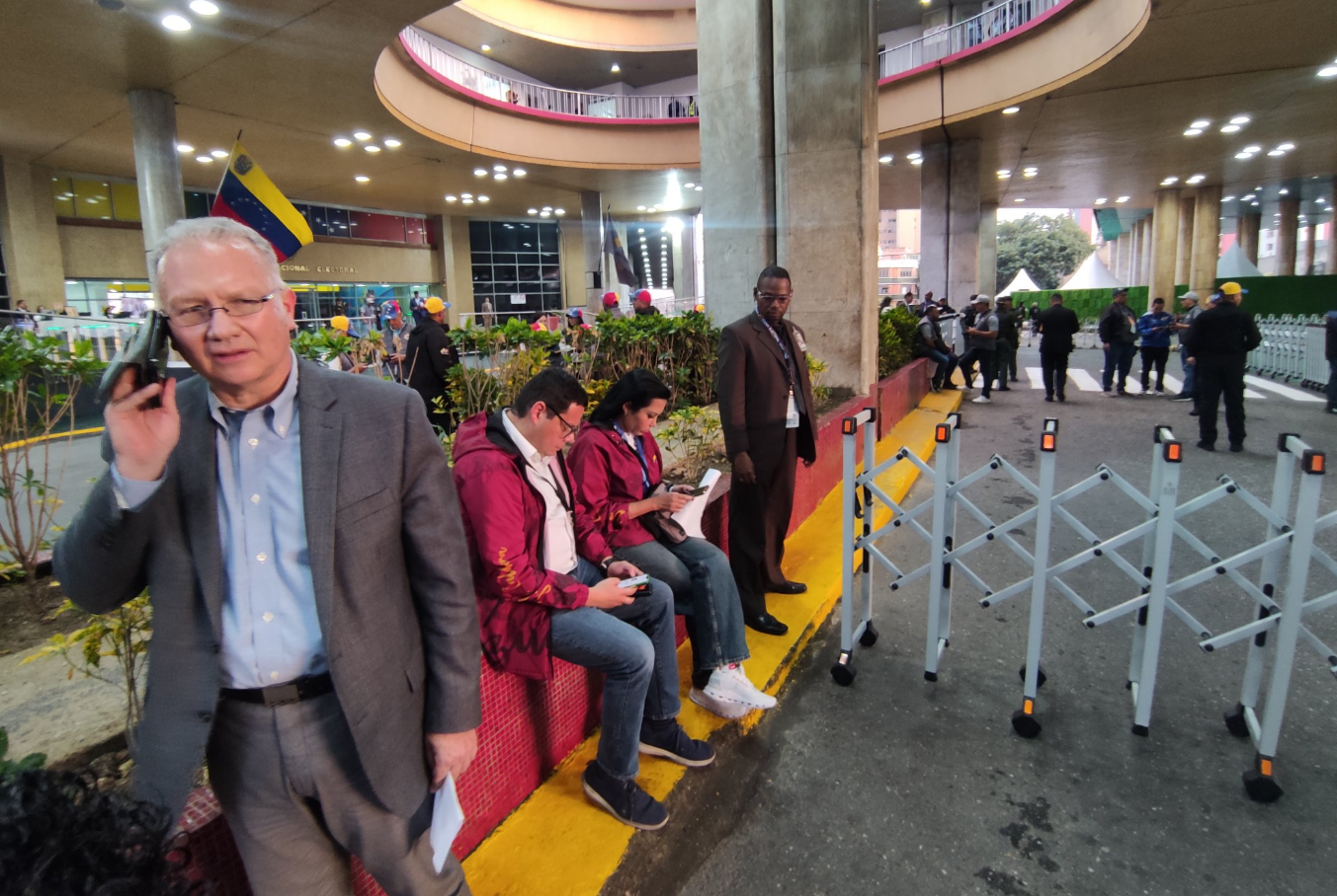 CNE mantiene infame cerco de su sede en Plaza Caracas a los testigos de la Unidad (VIDEO)