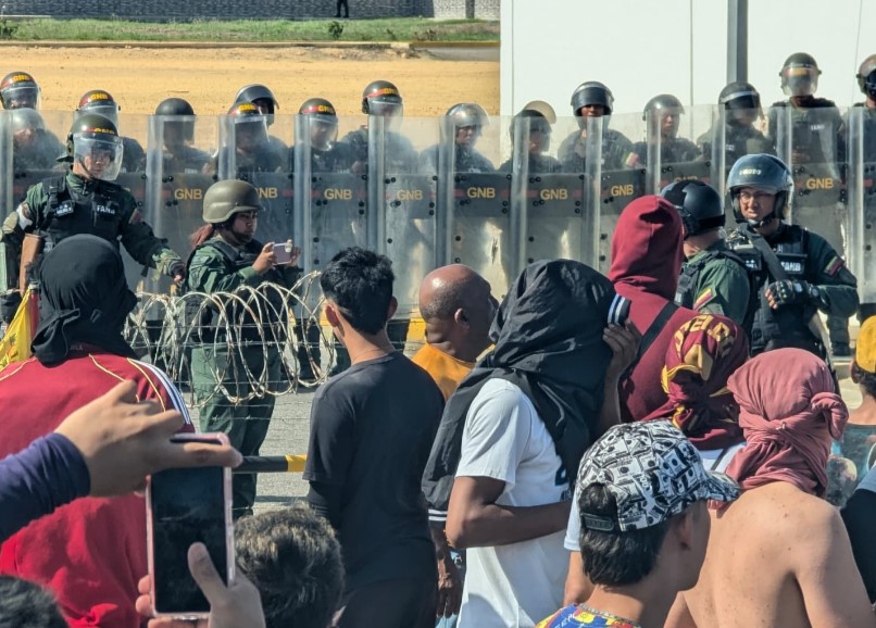 Con banderas y cacerolas protestan frente a la alcaldía y la base naval en Punto Fijo