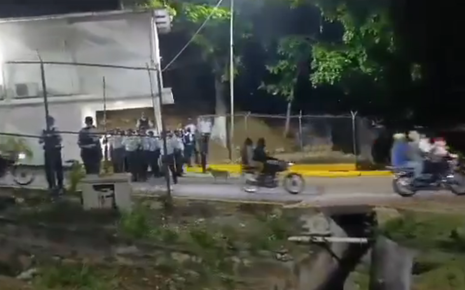 Decenas de colectivos salen desde una sede de PoliMiranda para agredir a los manifestantes (VIDEO)