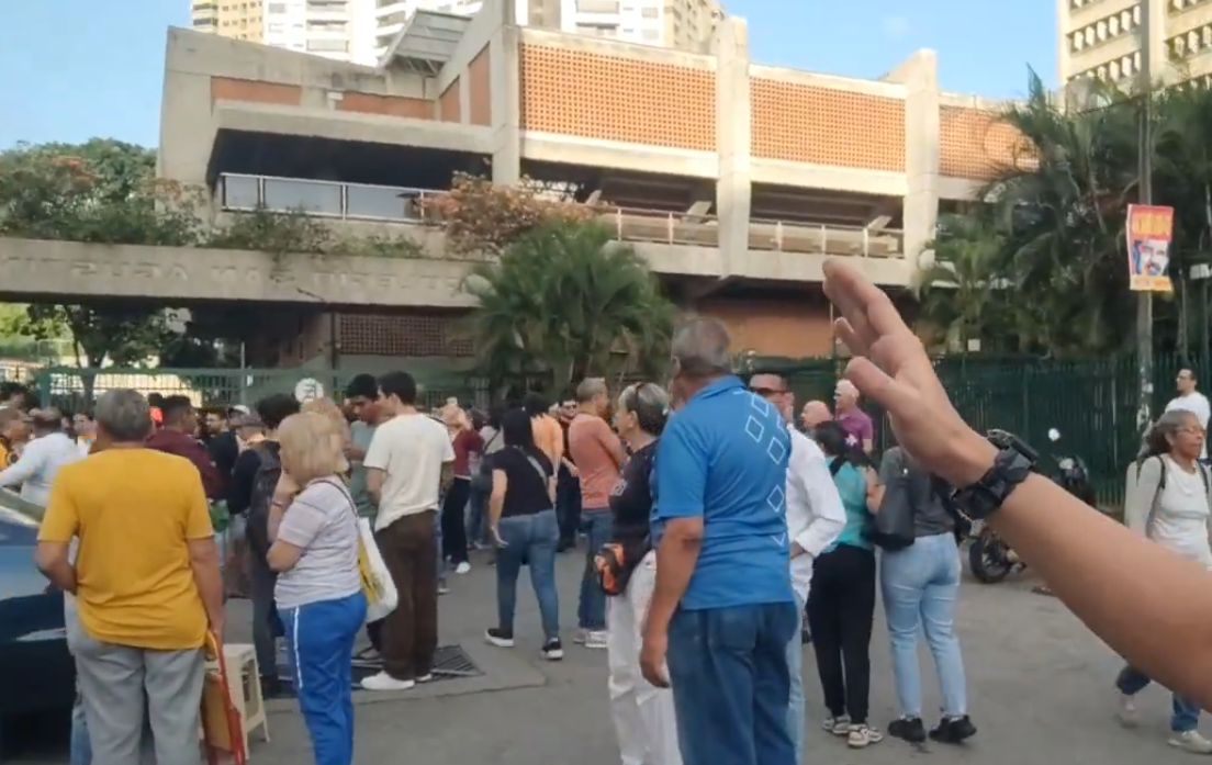 Colegio San Agustín de El Marqués, repleto hasta “los teque Teques” de electores (Video)