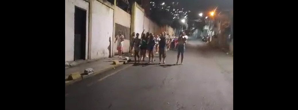 “Los cerros están bajando”: ciudadanos se dirigen desde El Rincón hacia el centro de Maiquetía (VIDEO)