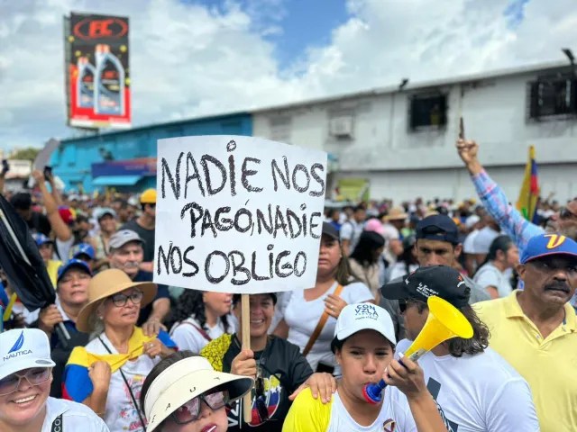 AP: Votantes opositores se unen para salvaguardar las elecciones, atentos a las artimañas del chavismo