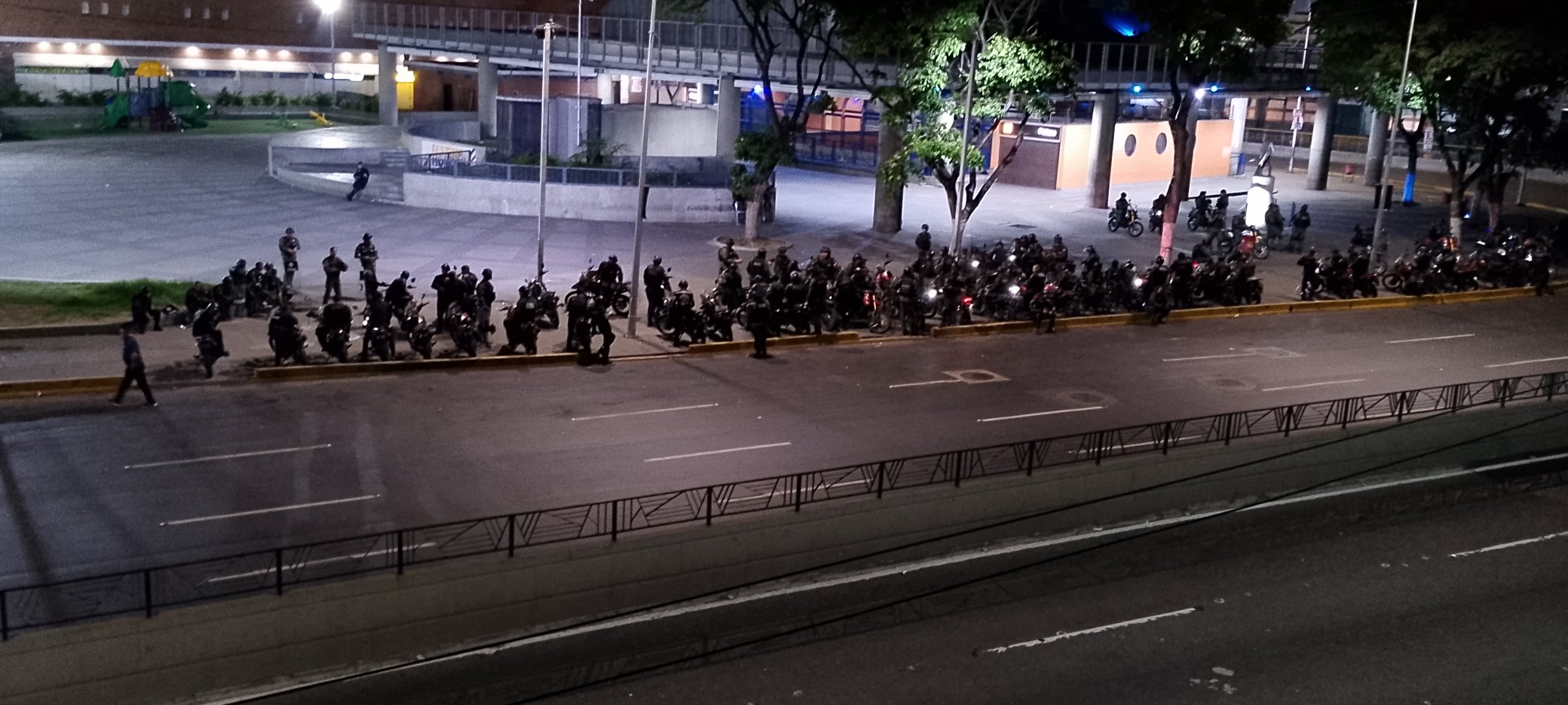 Caracas vivió una noche de tensión, con enfrentamientos entre grupos armados en Petare (Imágenes)