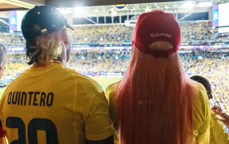 Feid y Karol G se muestran muy cariñosos en la final de la Copa América 2024