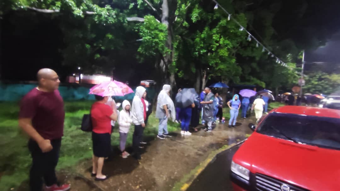 A pesar de la lluvia, apureños madrugaron para votar en la presidencial