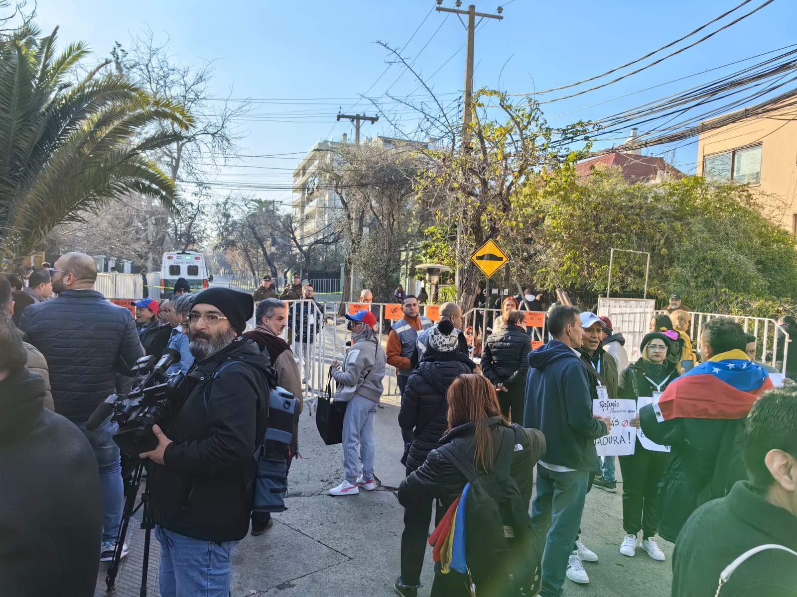 EN IMÁGENES: venezolanos esperan para votar en Santiago de Chile este #28Jul