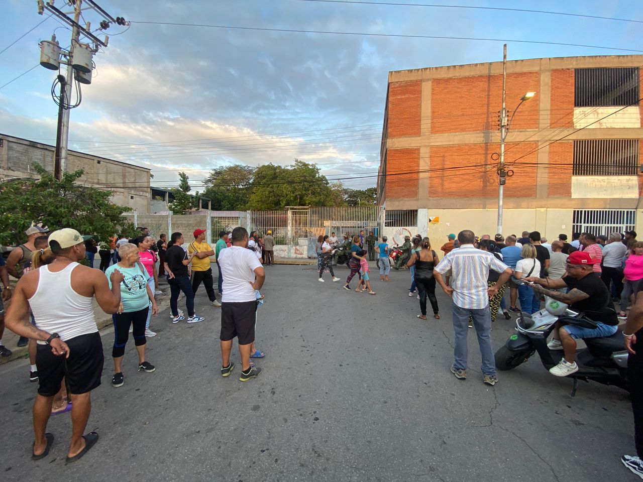 Ciudadanos exigen cierre de centro de votación en Cumaná dado que ya no hay electores en cola