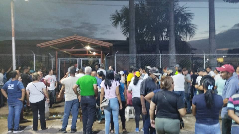 Varios centros en Maturín aún permanecen abiertos luego de las 6:00 pm ante enorme cantidad de votantes