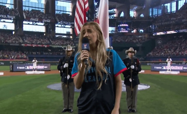 La terrible interpretación del himno nacional de EEUU por una artista en el Home Run Derby (VIDEO)