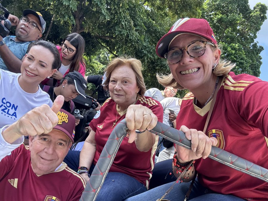 IMÁGENES: multitudinaria caravana de Edmundo González y María Corina Machado arropó Caracas