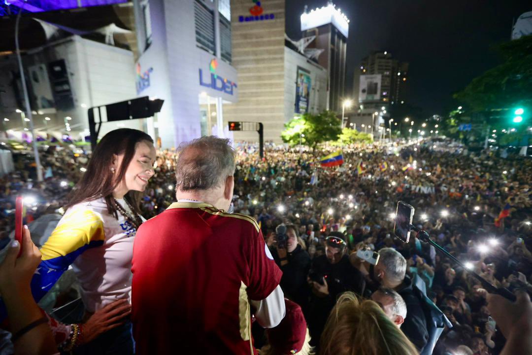 “¡Vamos a ganar y cobrar!”: así fue el esperanzador discurso de Edmundo y María Corina en Caracas