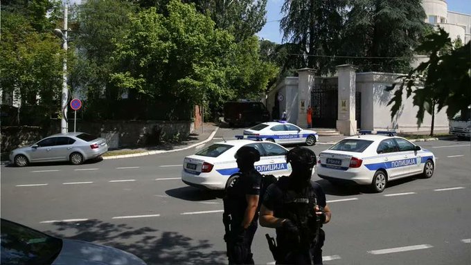 Detuvieron en Belgrado a un hombre con una ballesta y siete flechas