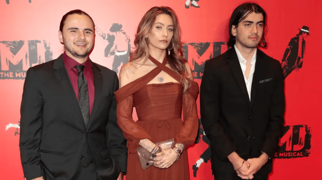 Prince Jackson, Paris Jackson y Bigi Jackson asisten a la noche inaugural de 'MJ: The Musical' en el Prince Edward Theatre el 27 de marzo de 2024 en Londres, Inglaterra. (Foto de John Phillips/Getty Images)