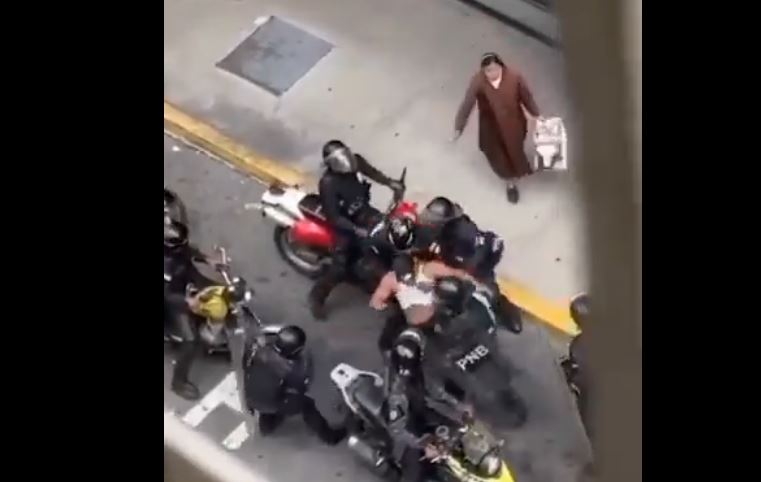 Religiosa intentó defender a jóvenes manifestantes que eran detenidos por la PNB en Caracas (Video)