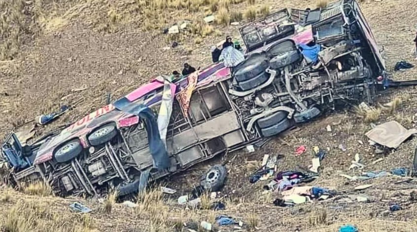Tragedia en Perú: Autobús cae a un abismo y deja más de 20 muertos