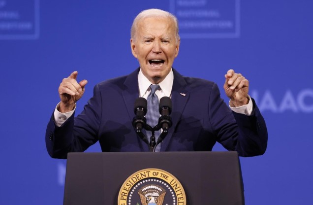 Biden se muestra más receptivo a escuchar las peticiones para que se retire, según el NYT