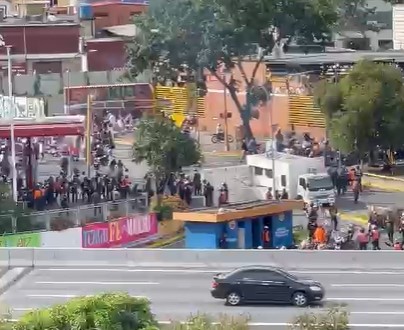 Reprimen con perdigones y bombas a manifestantes en la salida a la autopista a nivel de El Rosal (Video)