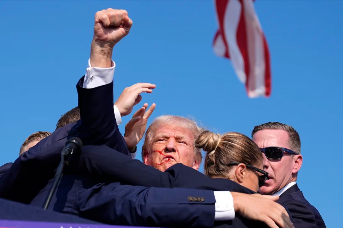 EN VIDEO: El momento de terror en que comienzan los disparos y Donald Trump se toma el rostro y cae al suelo