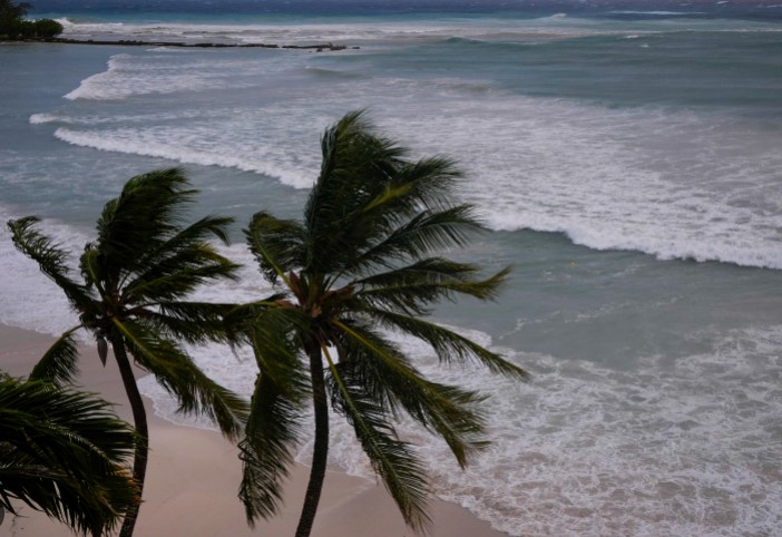 El huracán Beryl toca tierra en la isla Carriacou de Granada en el Caribe