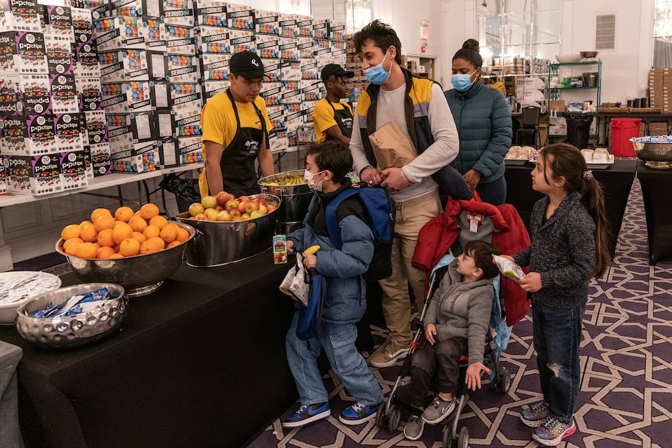 Nueva York amplía un programa de alimentos para inmigrantes vía tarjetas de débito
