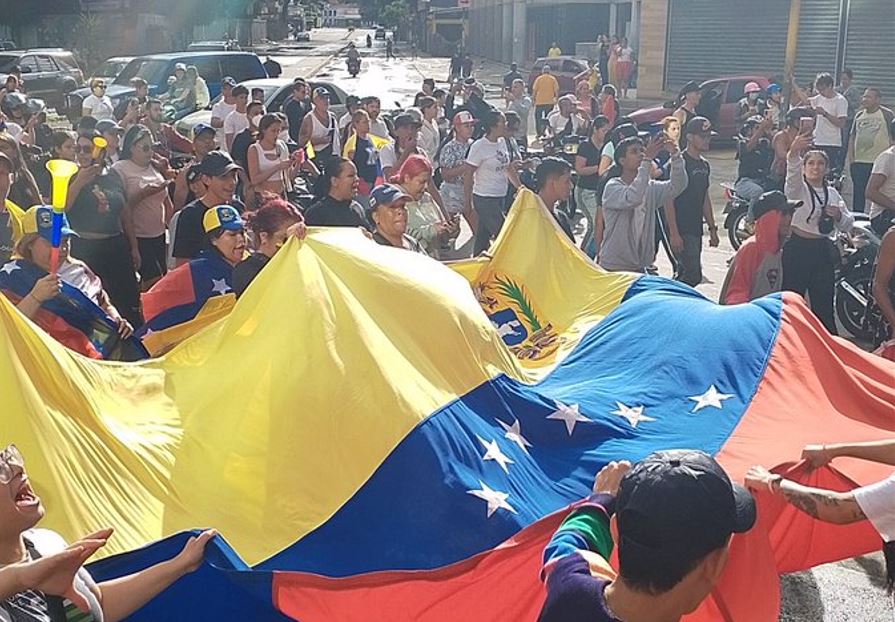 Vecinos de La Vega y El Paraíso marchan en rechazo a los resultados del CNE (Video)