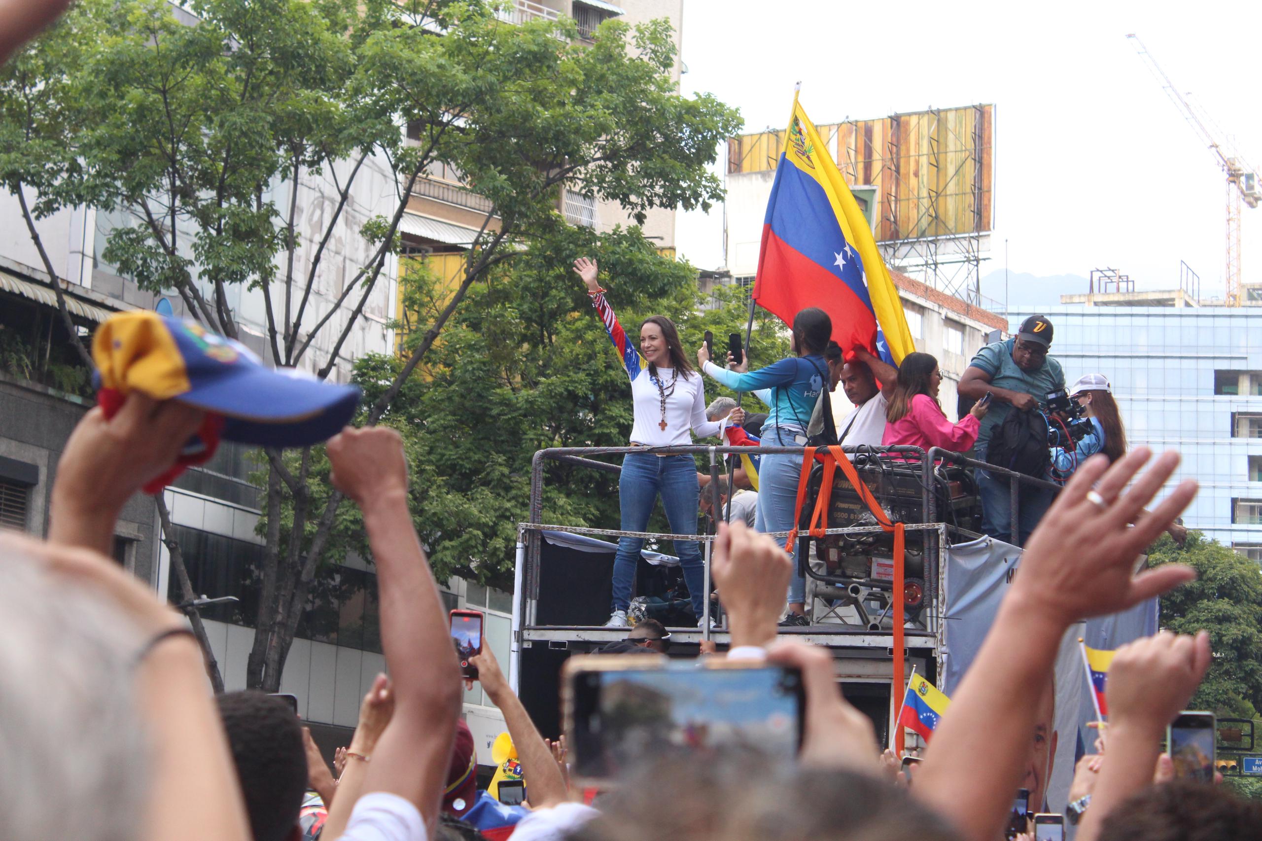 El señor del papagayo dijo presente en la caravana de Edmundo y María Corina en Caracas (VIDEO)