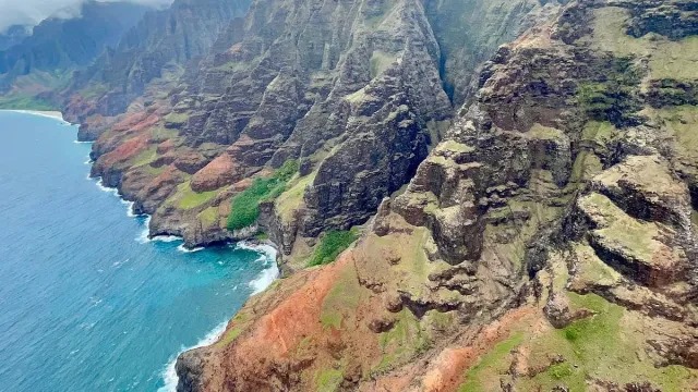 Tragedia en Hawái: Un muerto y dos desaparecidos tras estrellarse un helicóptero turístico