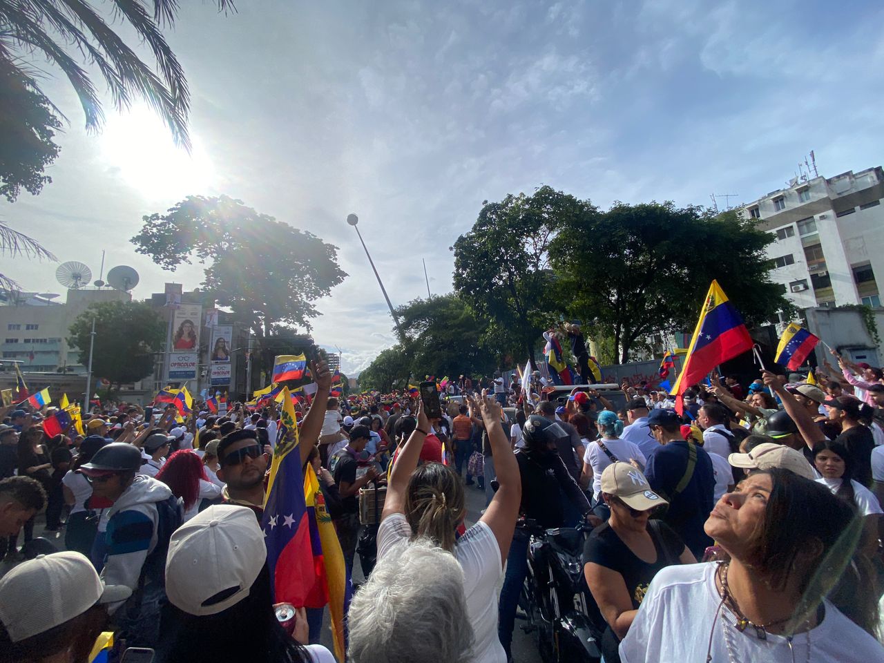 Así está la avenida principal de Las Mercedes para el cierre de campaña de Edmundo González (VIDEOS)