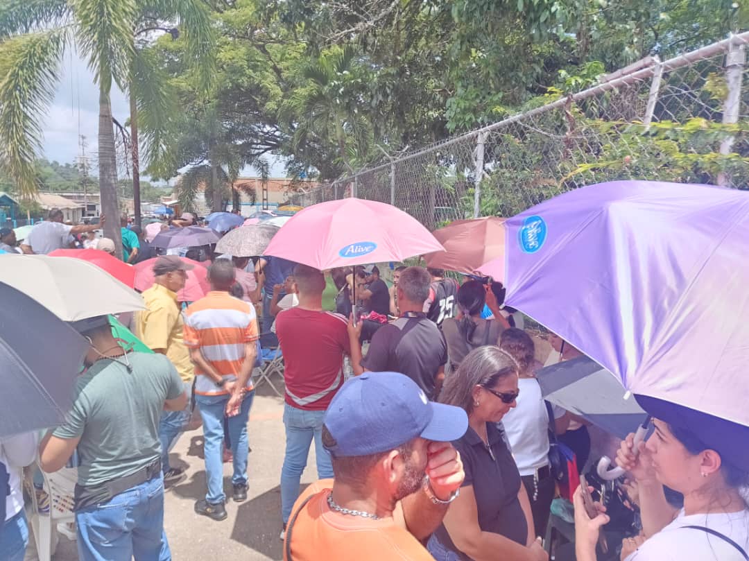 Al menos 200 electores en cola no han podido votar en Cojedes (FOTOS)