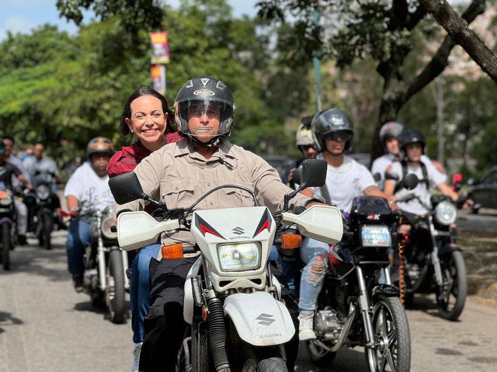 En imágenes: María Corina Machado realiza recorrido por centros electorales en Caracas