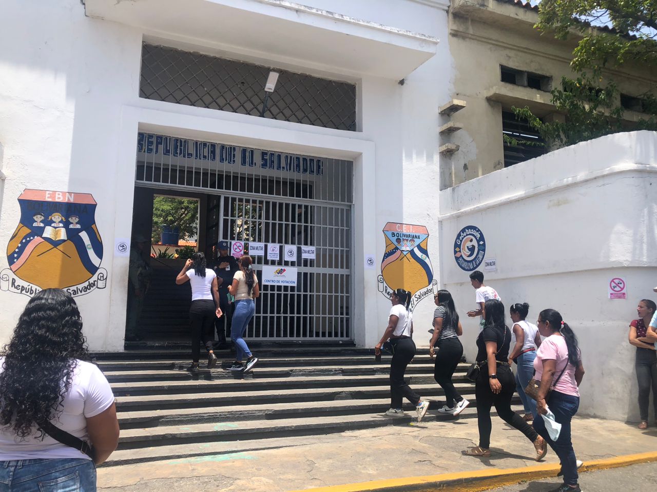 Escuela República de El Salvador en Maiquetía, otro centro electoral repleto de votantes (VIDEO)
