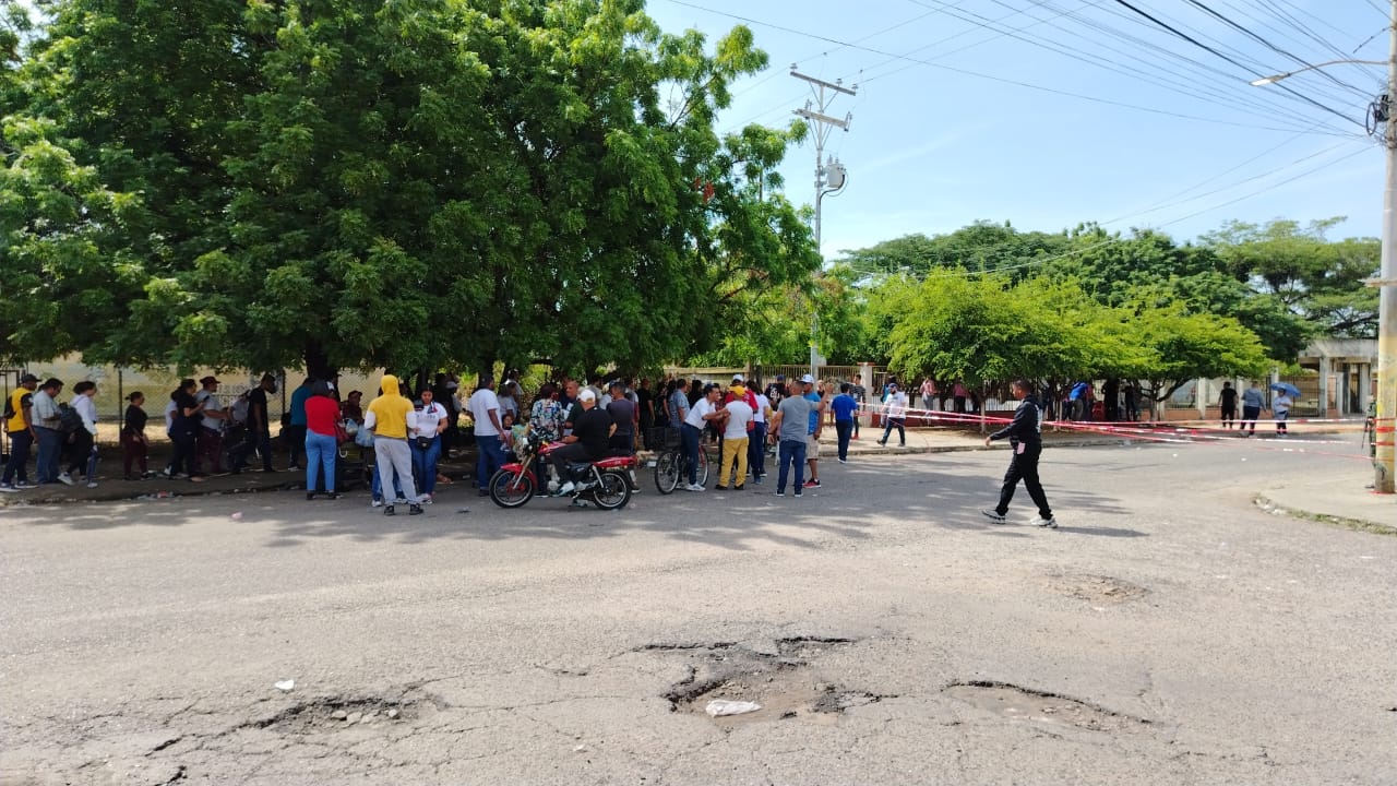 En Cabimas bajo un sol inclemente la gente se mantiene en colas para votar