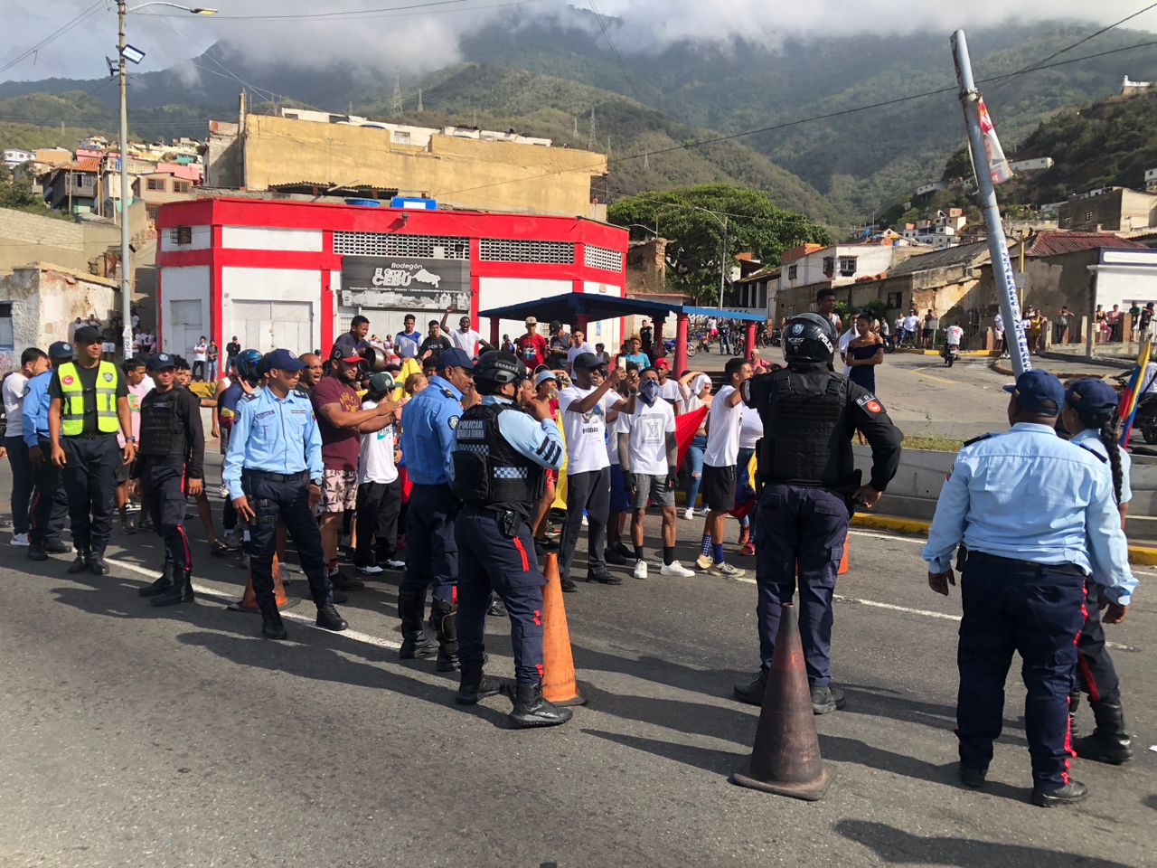 Ciudadanos tomaron la parada de Los Silos en La Guaira mostrando su descontento ante resultado del CNE
