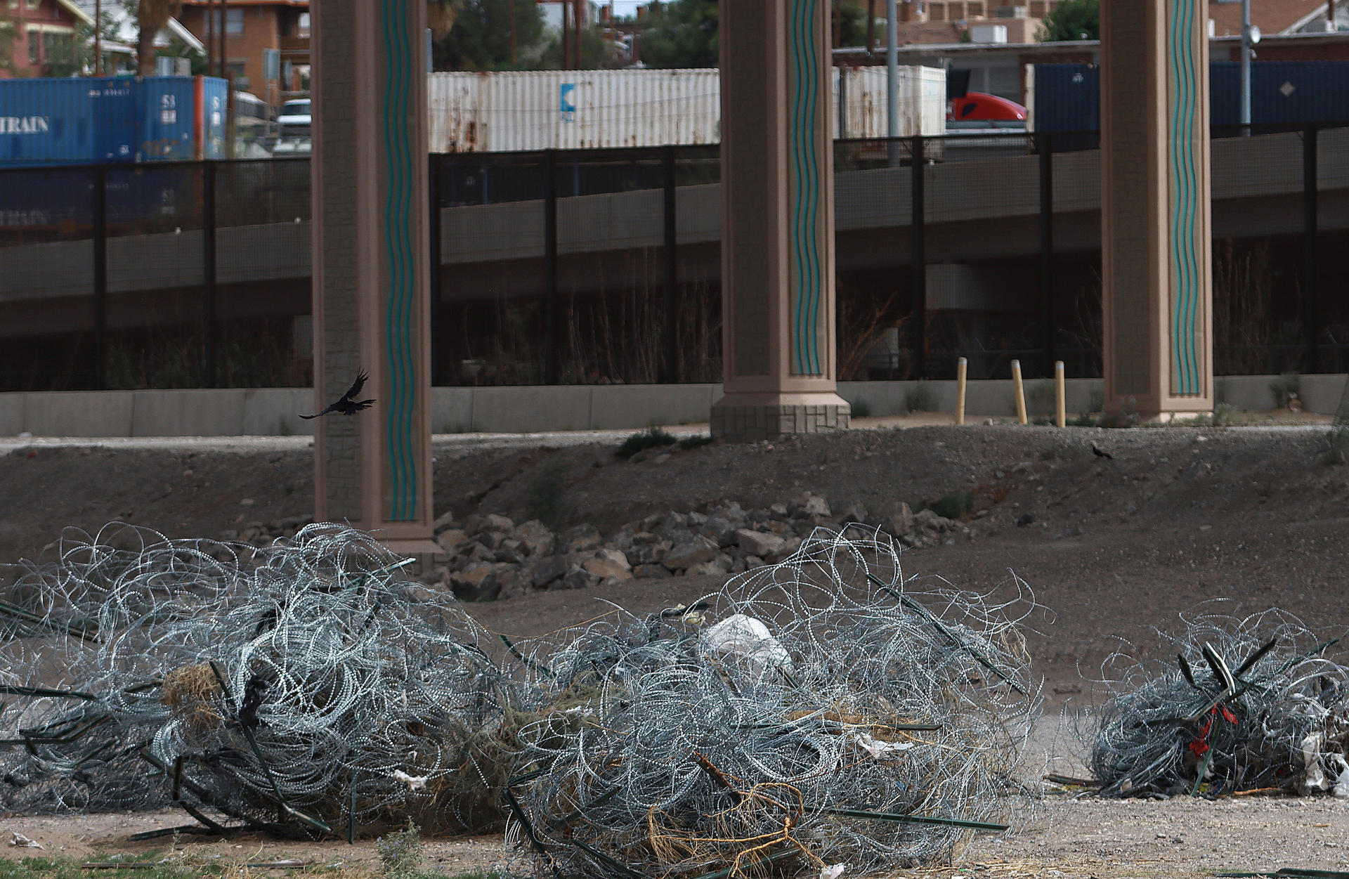 Autoridades de Texas quitaron alambrada de navajas en la frontera con México