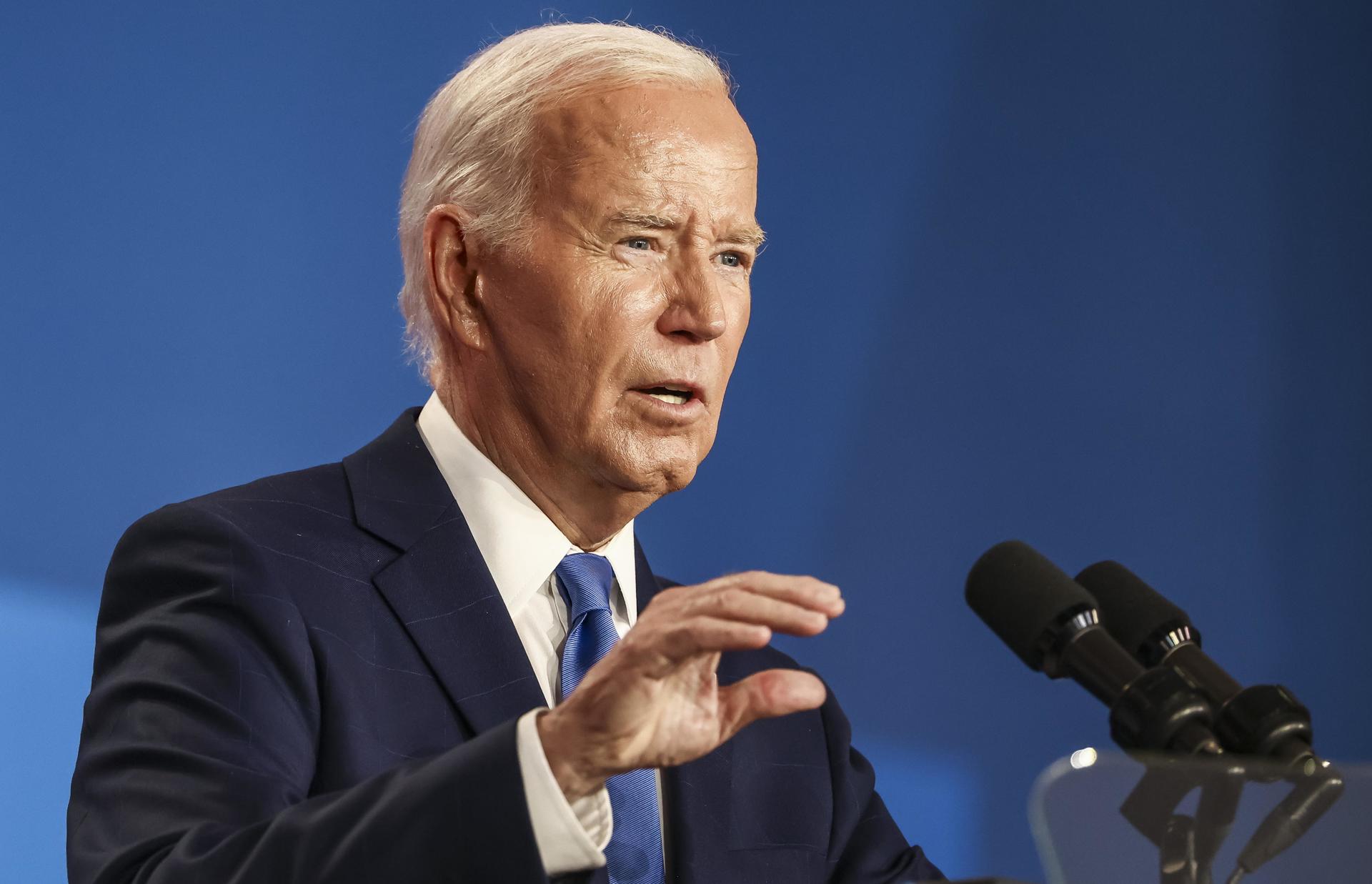 Biden condena el atentado contra Trump y se alegra de que esté “bien”