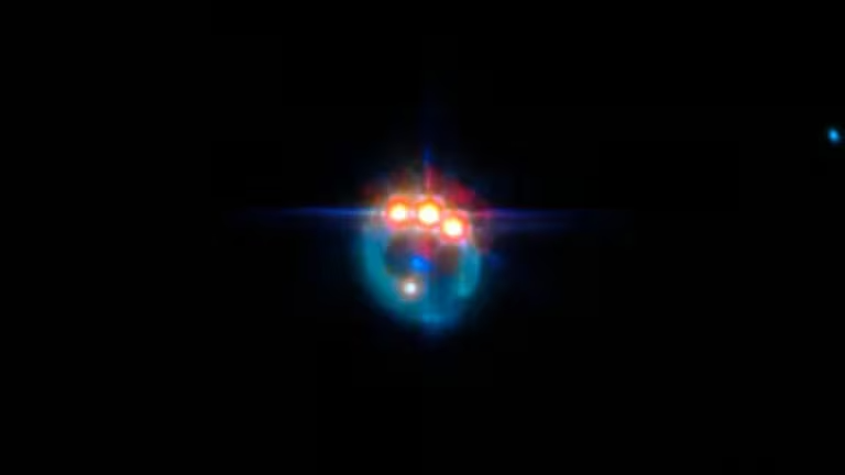 Telescopio James Webb descubrió una galaxia y su agujero negro, a seis mil millones de años luz