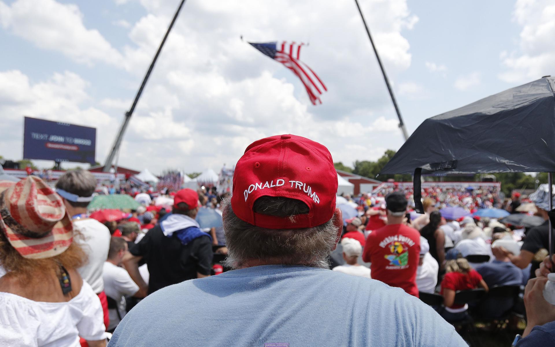 EN VIDEO: Cuerpo del autor del atentado contra Trump yace sin vida sobre techo de una estructura