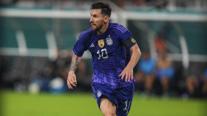 Argentino perdió la camiseta original de Messi de una insólita manera y las redes no lo perdonaron (VIDEO)