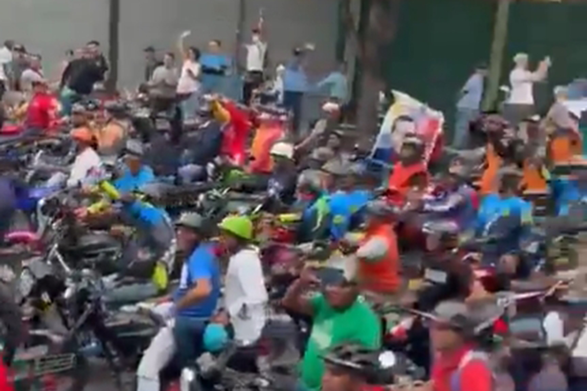 “Mano, tenemos fe”: motorizados “chavistas” también respaldaron y saludaron caravana opositora (VIDEO)