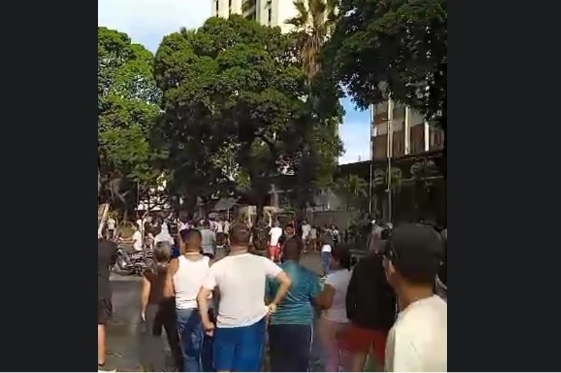 Caraqueños protestaron en la avenida Andrés Bello tras el fraude electoral (Videos)