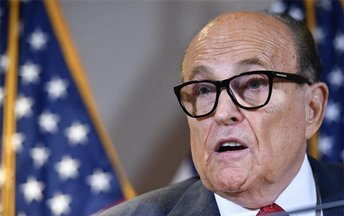 VIDEO: Rudy Giuliani se encontró con el suelo tras caer estrepitosamente en la Convención Republicana