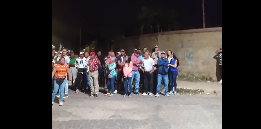 Entonan Himno Nacional en protesta por la presencia de chavistas dentro de centro de votación en Carora