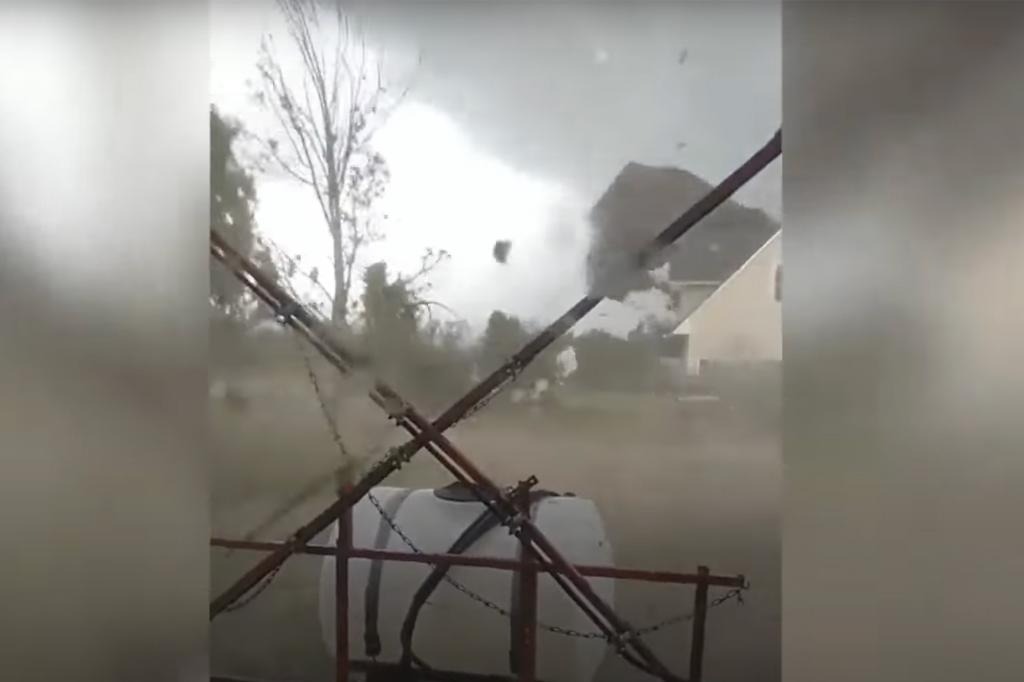 El momento en que tornado arrancó el techo de una casa en Nueva York (VIDEO)