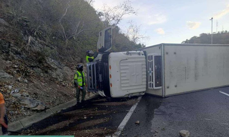 Camión se volcó tras perder el control en la autopista Caracas – La Guaira