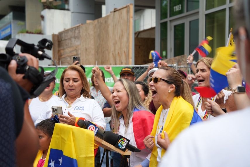 Venezolanos protestan en Miami por su imposibilidad para votar en la elección presidencial