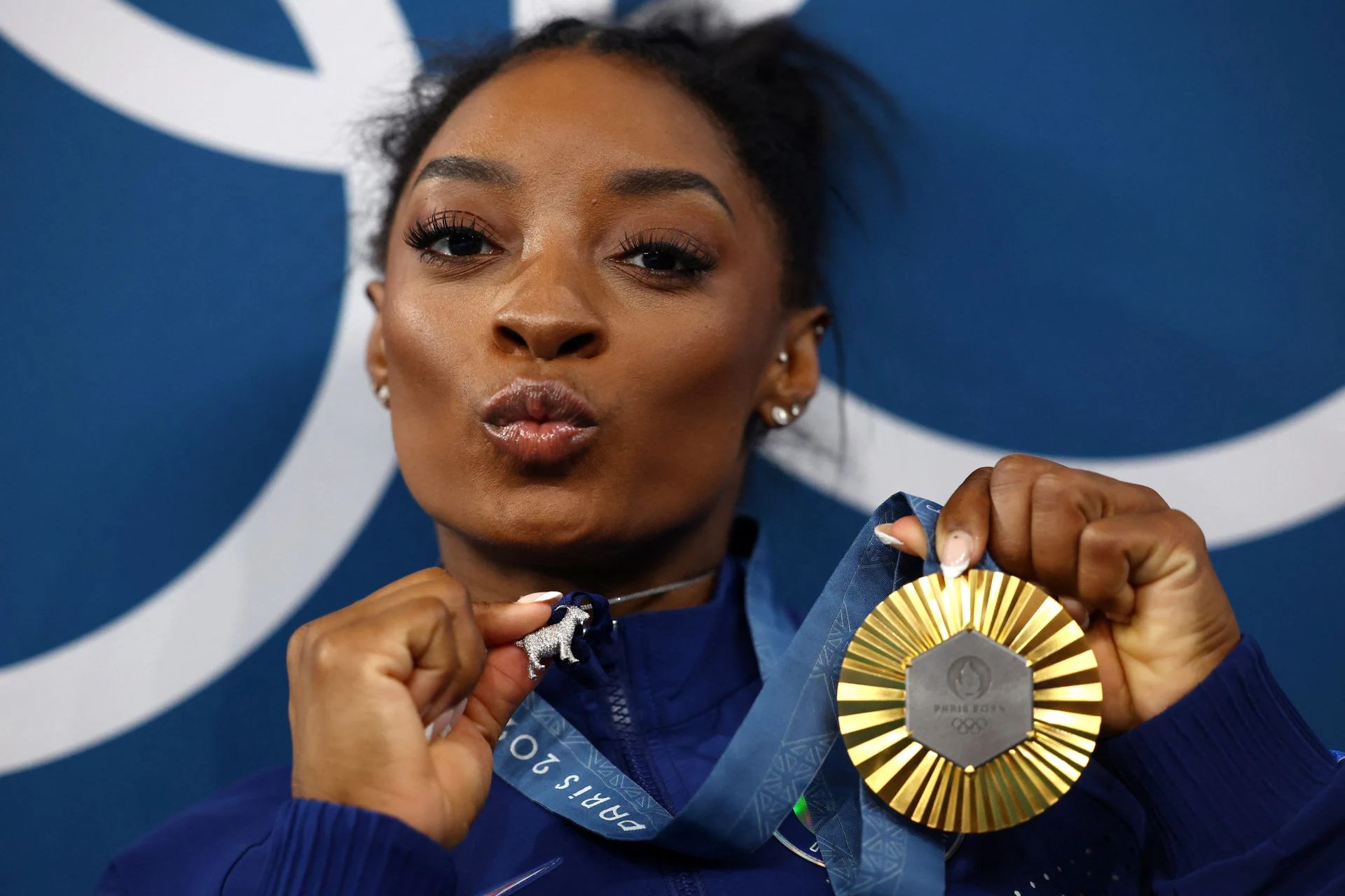 ¿Por qué Simone Biles usa un collar de una cabra?