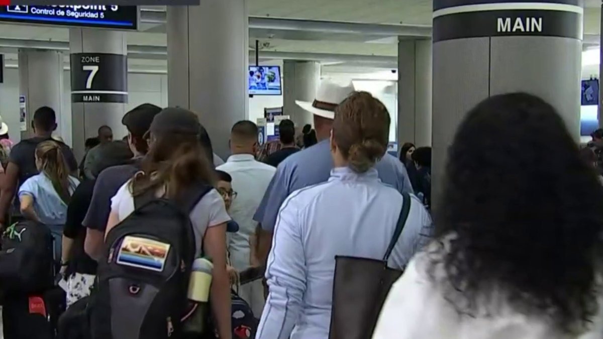 Cancelan decenas de vuelos en aeropuertos de Miami y Fort Lauderdale por paso del huracán Debby