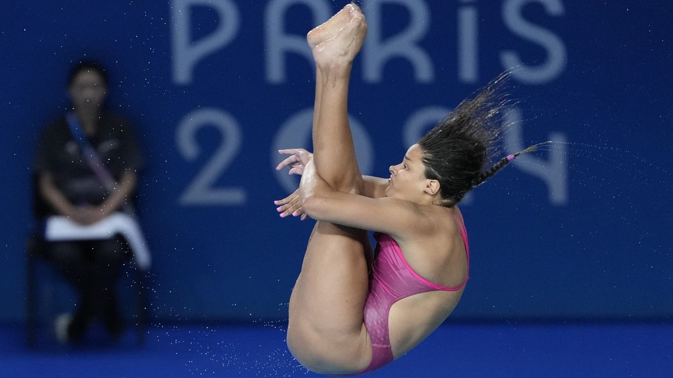 No se lastimó de milagro: el accidentado salto de una clavadista que se llevó el único cero de París 2024 (VIDEO)