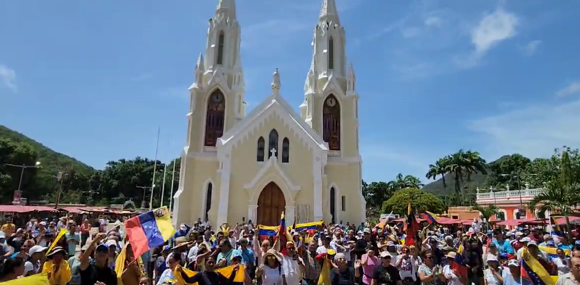 Neoespartanos respondieron el llamado y oraron ante la Virgen del Valle por un cambio en el país