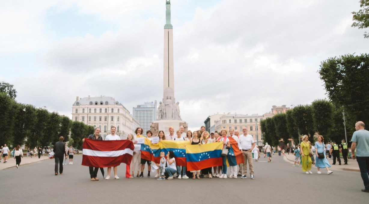 En Letonia y Praga los venezolanos salieron para unirse a la Gran Protesta Mundial (FOTOS)